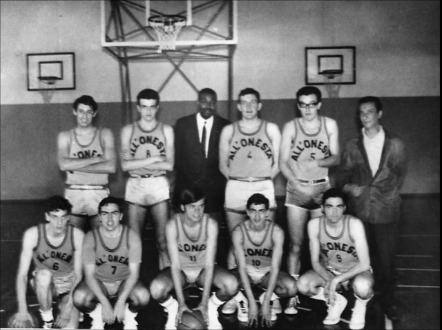 La seconda squadra senior All'Onestà: Poletti, Gibelli, Isaac, Zanier, Santamaria, Prof.Verri. Accosciati: Pedrini, Villetti, Rossini, Zanetti, Leporace.